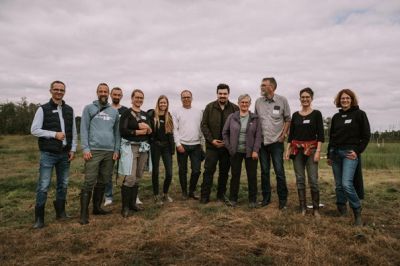 Die Teilnehmenden des Stakeholder-Treffens gemeinsam auf der Paludikultur-Testfläche im Barver Moor © Mission to Marsh gGmbH